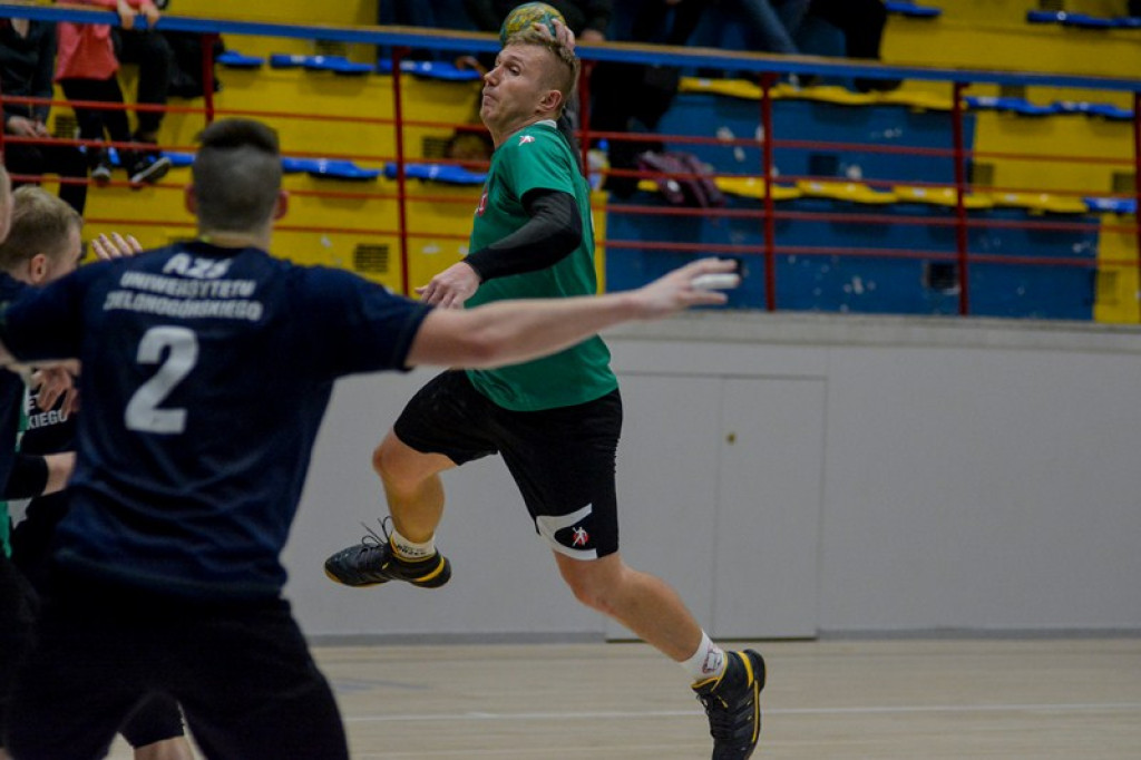 Orlik przegrywa z liderem.