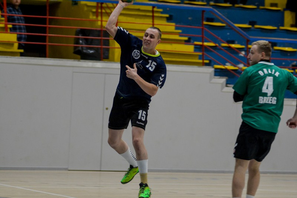 Orlik przegrywa z liderem.