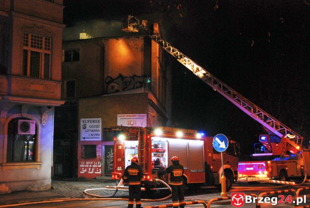 Pożar w budynku mieszkalnym przy ulicy Armii Krajowej. Skuteczna akcja brzeskich strażaków zapobiegła tragedii