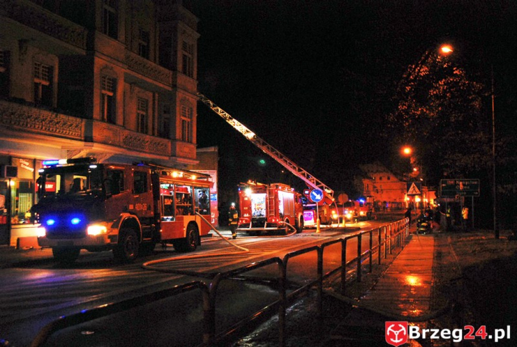 Pożar w budynku mieszkalnym przy ulicy Armii Krajowej. Skuteczna akcja brzeskich strażaków zapobiegła tragedii