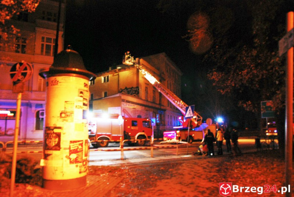 Pożar w budynku mieszkalnym przy ulicy Armii Krajowej. Skuteczna akcja brzeskich strażaków zapobiegła tragedii