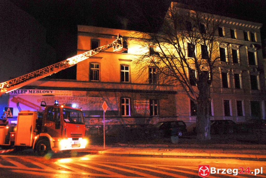 Pożar w budynku mieszkalnym przy ulicy Armii Krajowej. Skuteczna akcja brzeskich strażaków zapobiegła tragedii
