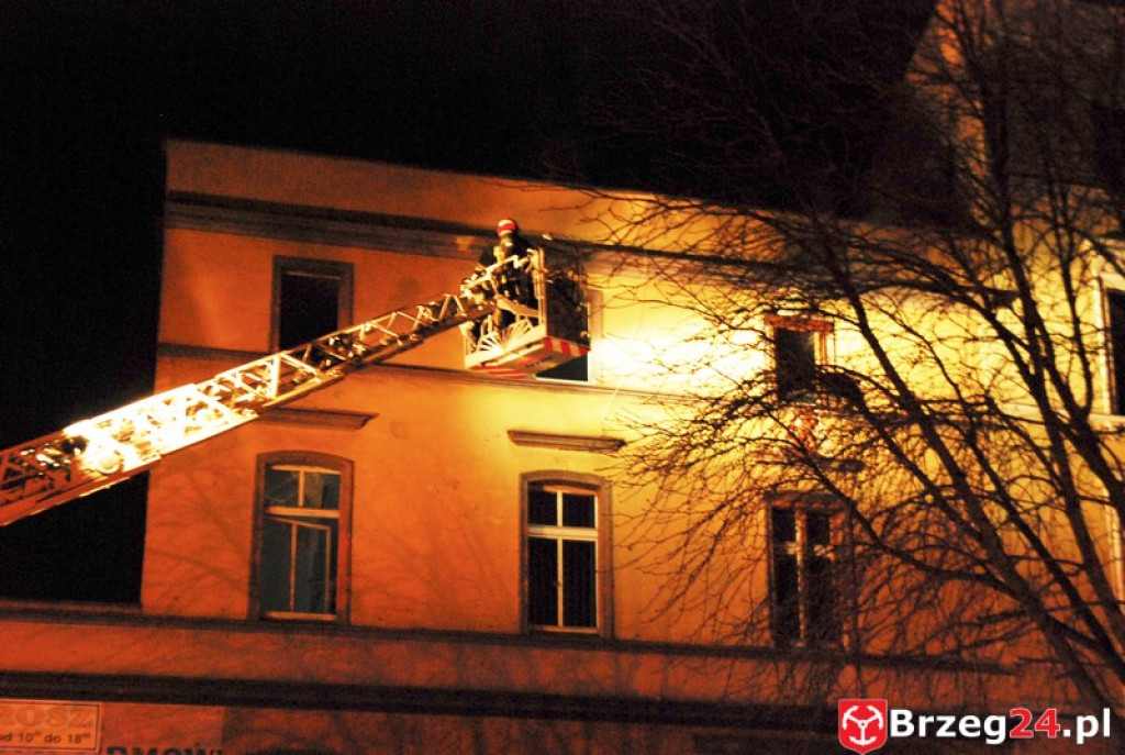Pożar w budynku mieszkalnym przy ulicy Armii Krajowej. Skuteczna akcja brzeskich strażaków zapobiegła tragedii