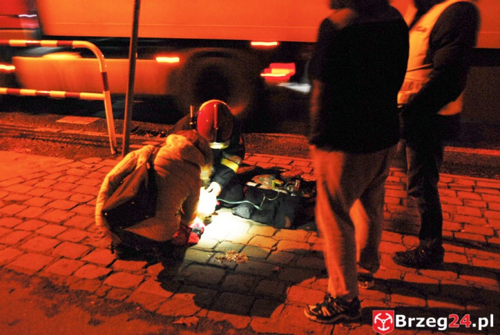 Pożar w budynku mieszkalnym przy ulicy Armii Krajowej. Skuteczna akcja brzeskich strażaków zapobiegła tragedii