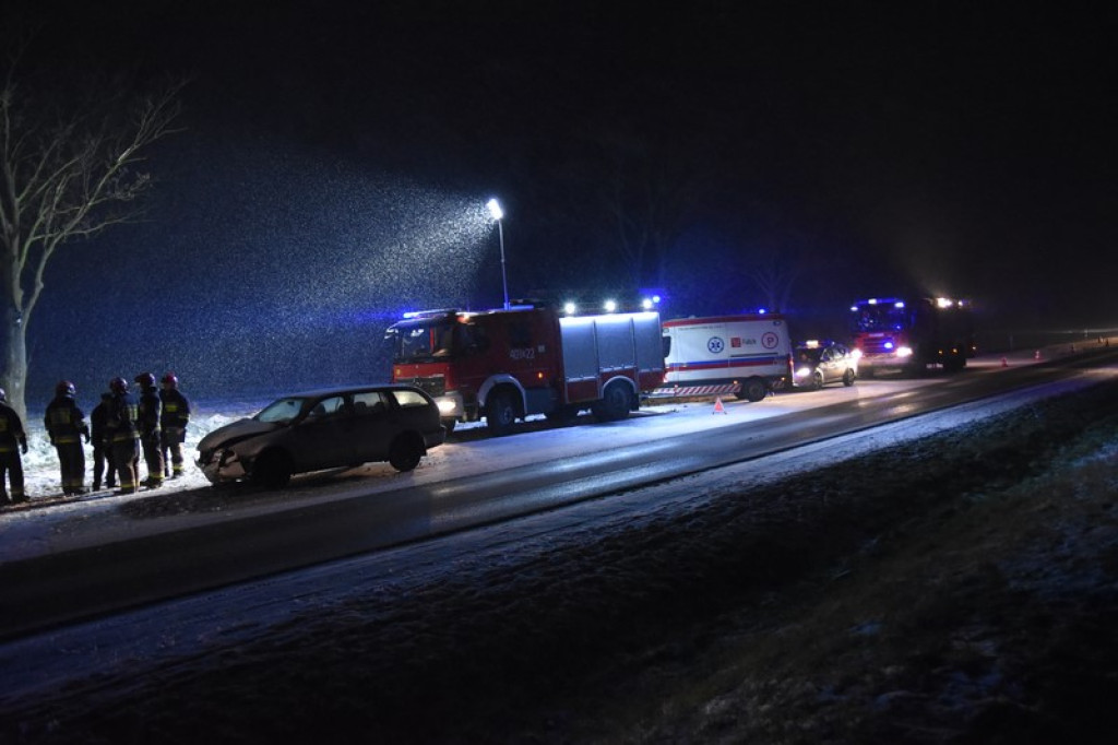 Dwa auta zderzyły się na drodze krajowej DK94 między Strzelnikami a Łosiowem