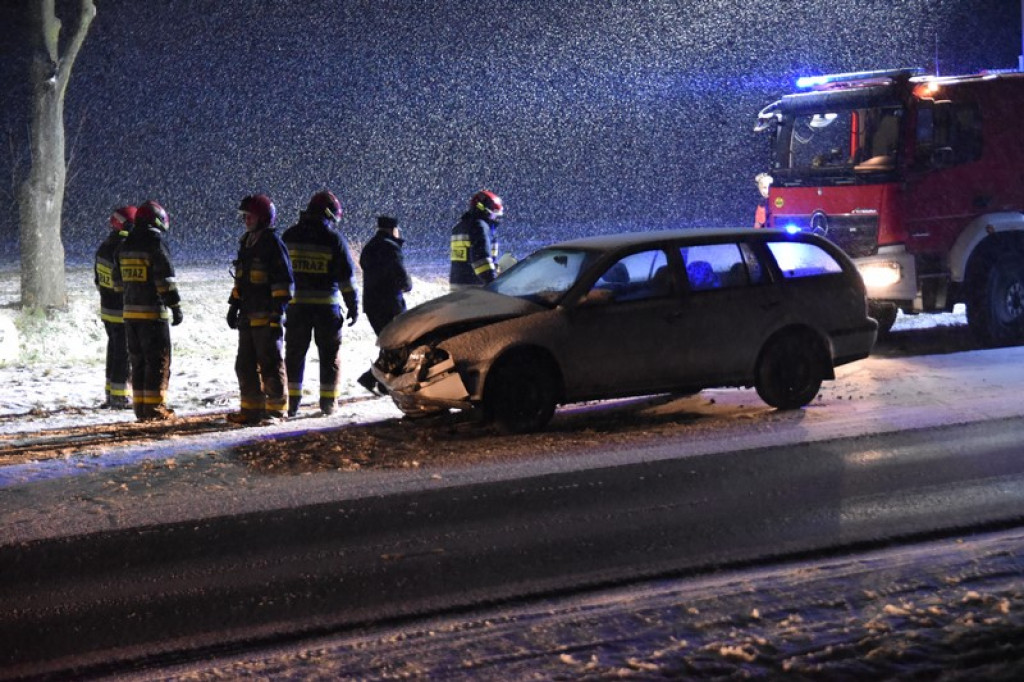 Dwa auta zderzyły się na drodze krajowej DK94 między Strzelnikami a Łosiowem