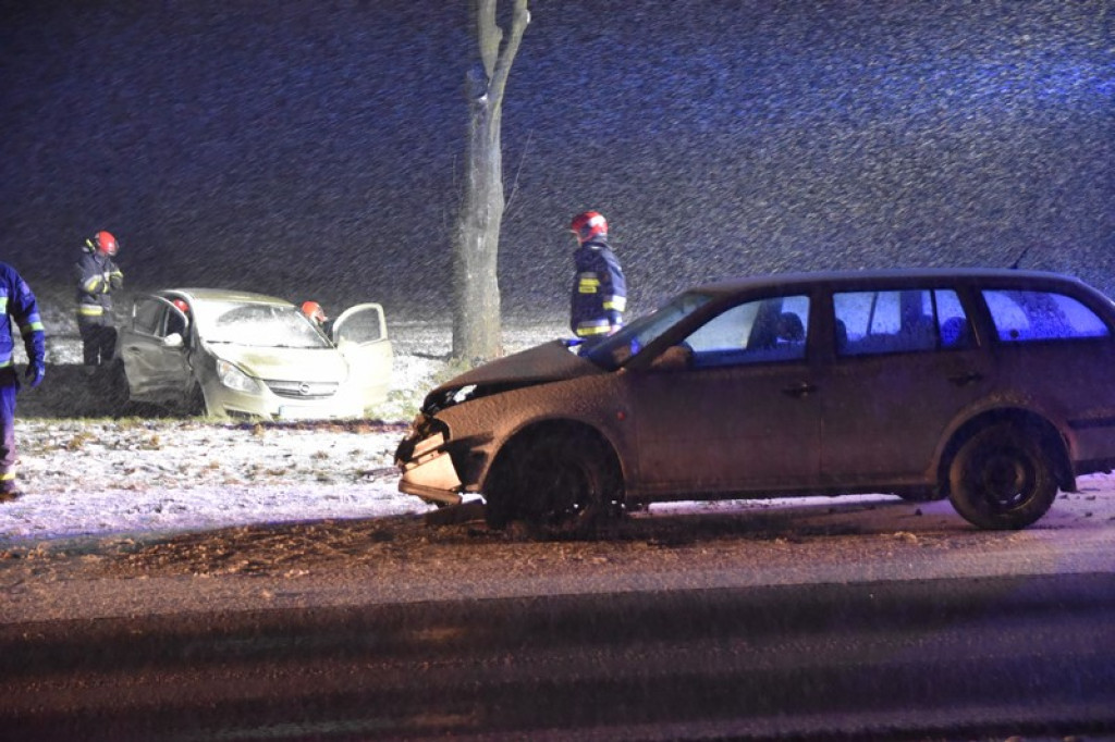 Dwa auta zderzyły się na drodze krajowej DK94 między Strzelnikami a Łosiowem
