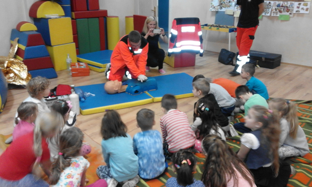 Starszaki z Publicznego Przedszkola nr 11 potrafią ratować życie .