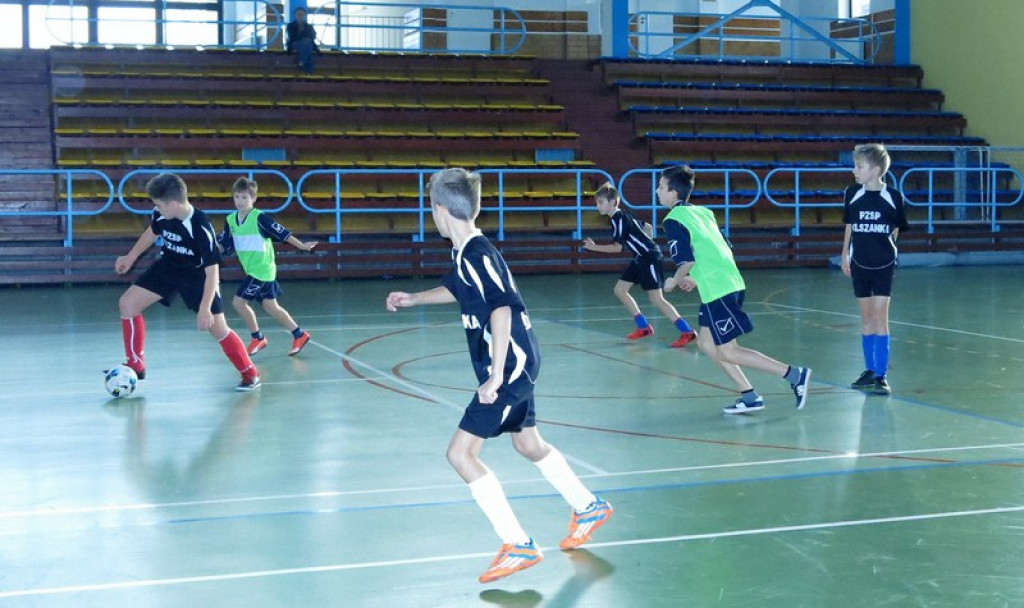 PSP Olszanka na podium - PÓŁFINAŁ WOJEWÓDZKI W  HALOWEJ PIŁCE NOŻNEJ CHŁOPCÓW SZKÓŁ PODSTAWOWYCH .