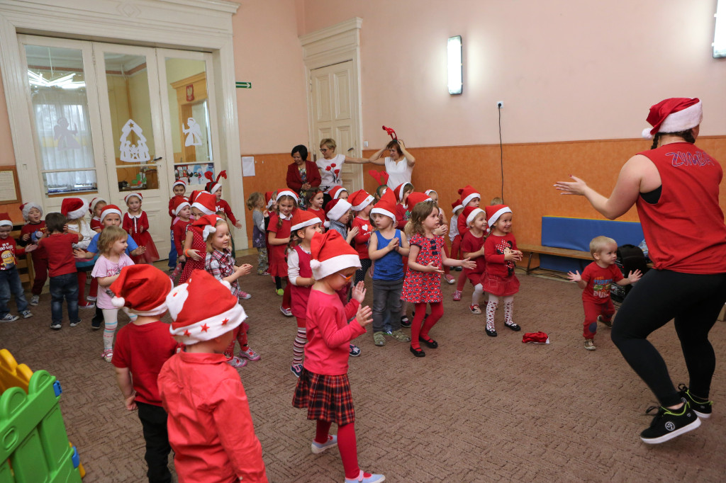 MIKOŁAJKI W RYTMIE ZUMBY W PRZEDSZKOLU NR 8