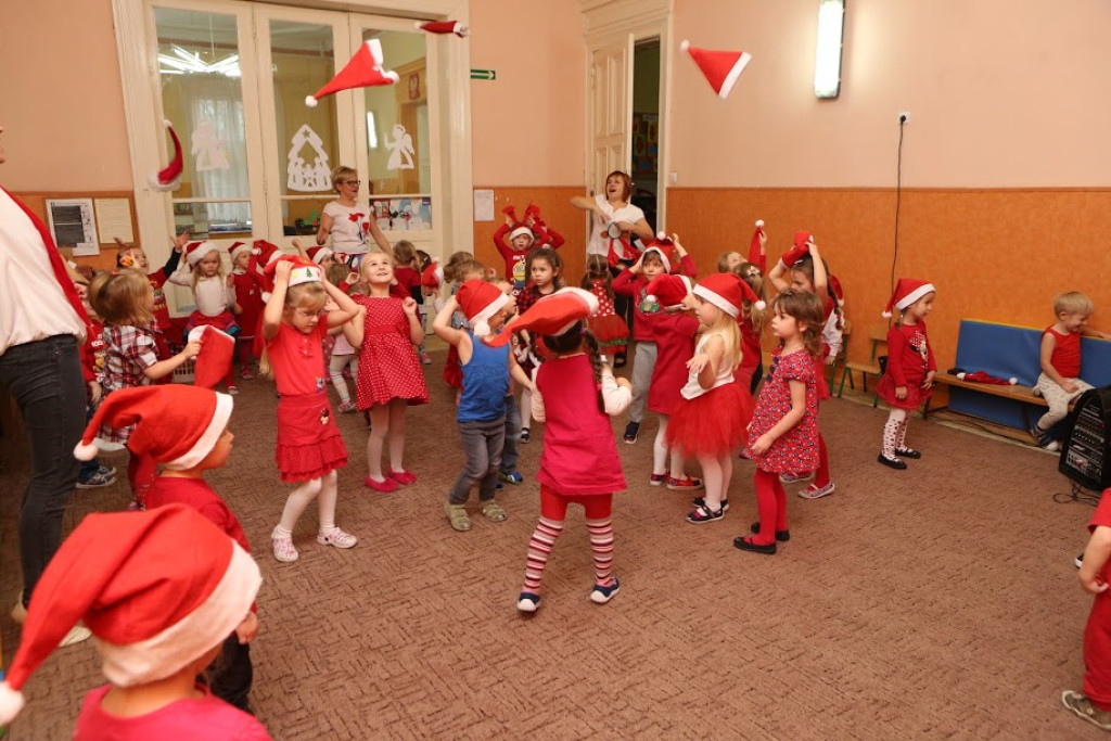 MIKOŁAJKI W RYTMIE ZUMBY W PRZEDSZKOLU NR 8