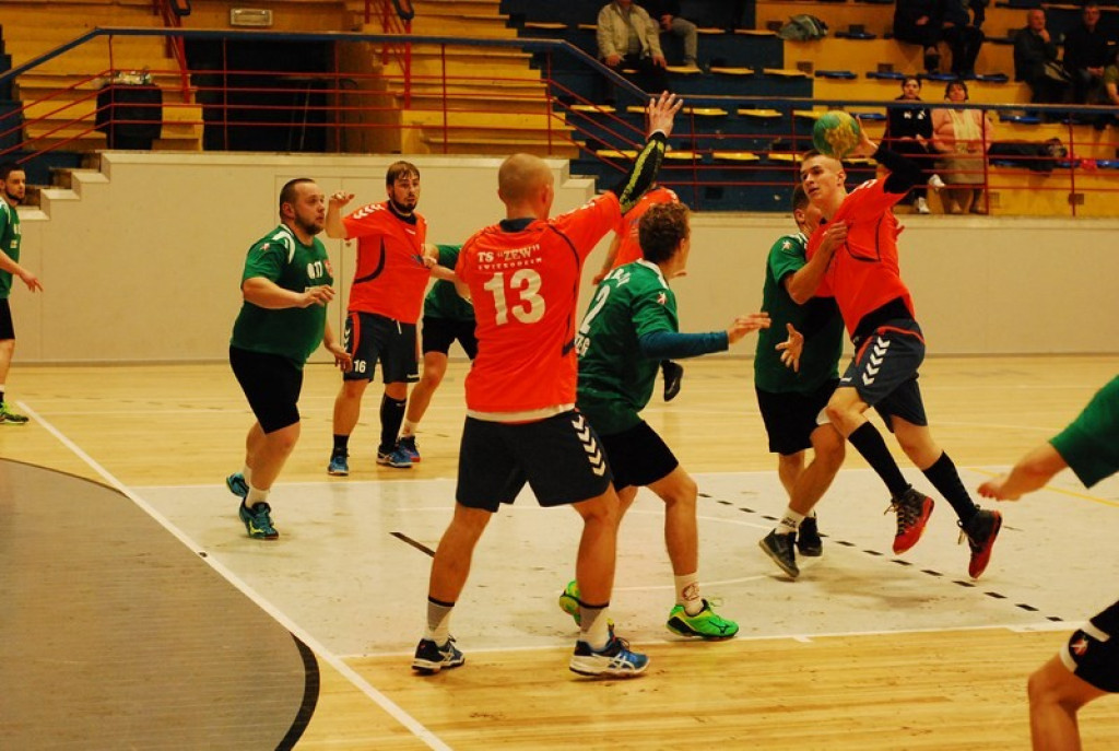 SKS Orlik Brzeg bardzo pewnie wygrywa u siebie ze Świebodzinem