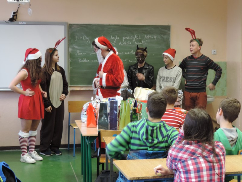 Święty Mikołaj zawitał do Zespołu Szkół nr 1 w Brzegu