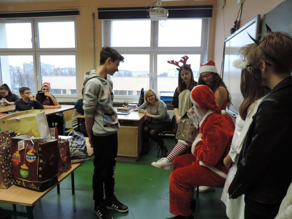 Święty Mikołaj zawitał do Zespołu Szkół nr 1 w Brzegu