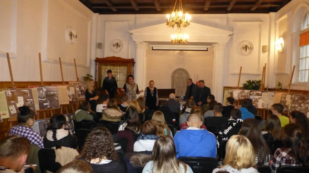 Wystawa w Zespole Szkół Budowlanych - 35. rocznica wprowadzenia stanu wojennego