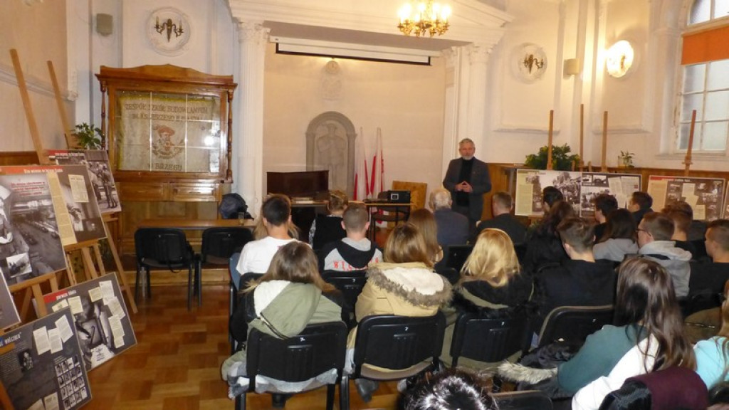 Wystawa w Zespole Szkół Budowlanych - 35. rocznica wprowadzenia stanu wojennego