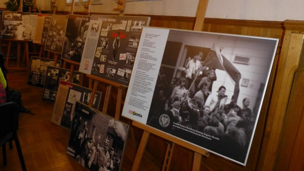 Wystawa w Zespole Szkół Budowlanych - 35. rocznica wprowadzenia stanu wojennego