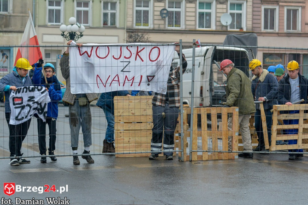 Wojewódzkie obchody 35. rocznicy wprowadzenia stanu wojennego [FOTORELACJA]