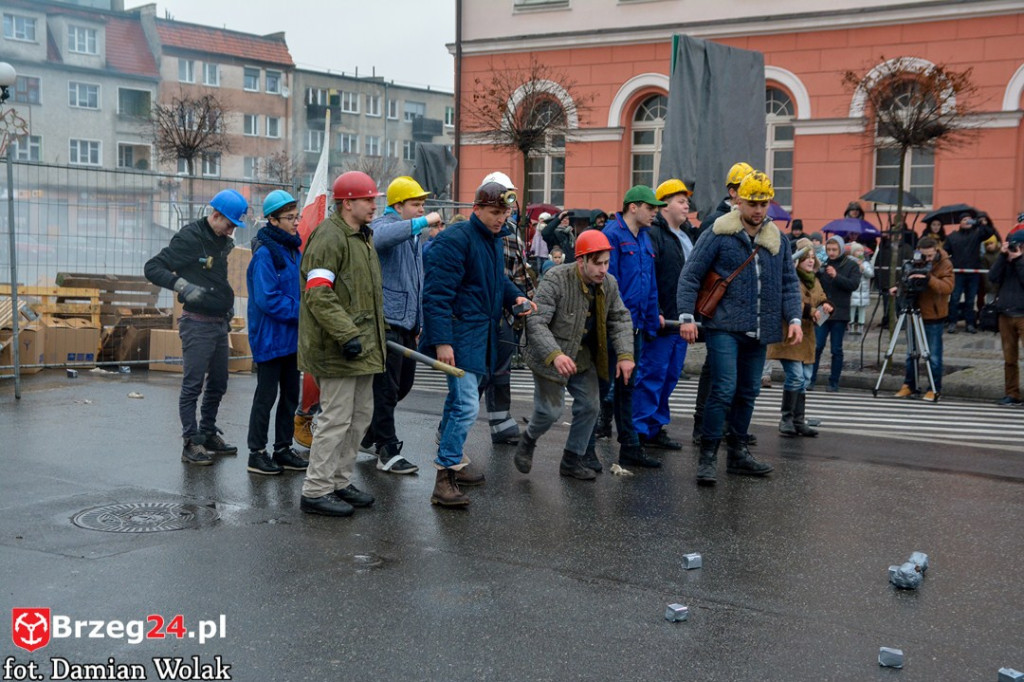 Wojewódzkie obchody 35. rocznicy wprowadzenia stanu wojennego [FOTORELACJA]
