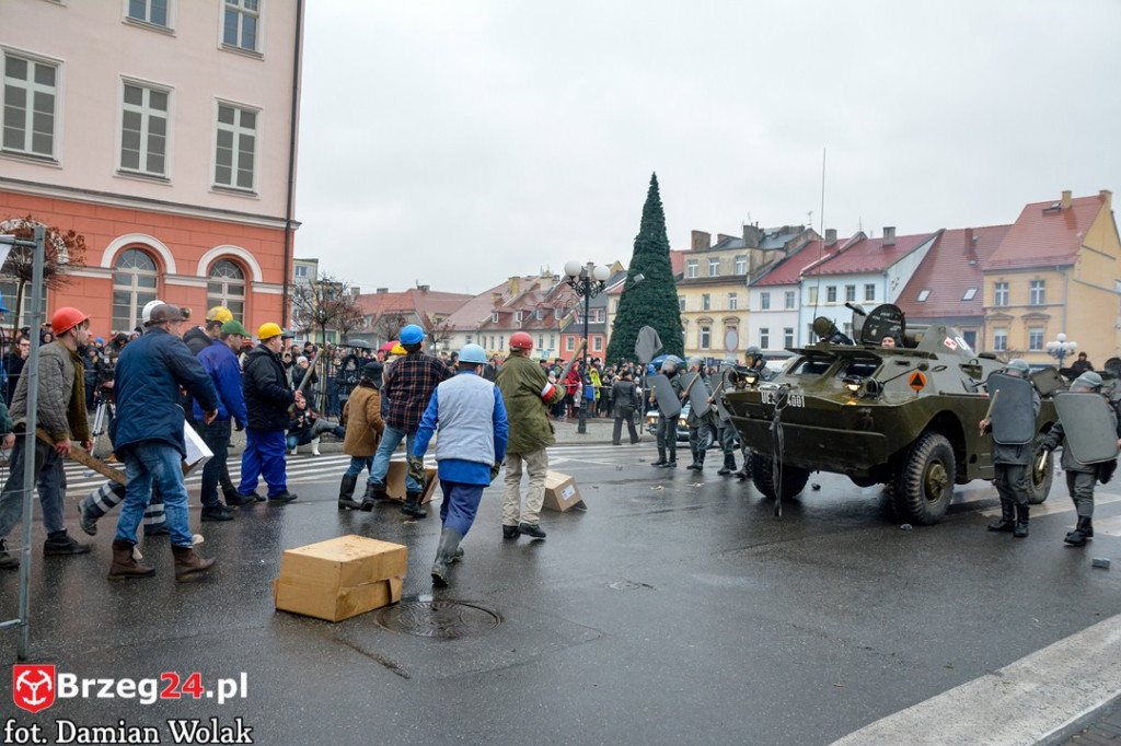Wojewódzkie obchody 35. rocznicy wprowadzenia stanu wojennego [FOTORELACJA]