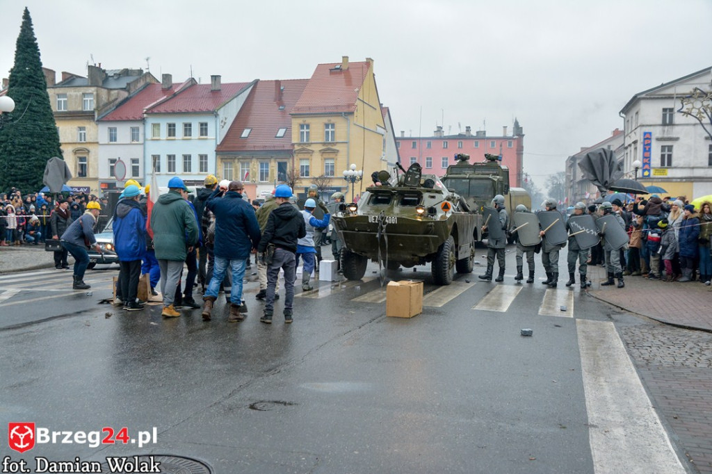 Wojewódzkie obchody 35. rocznicy wprowadzenia stanu wojennego [FOTORELACJA]