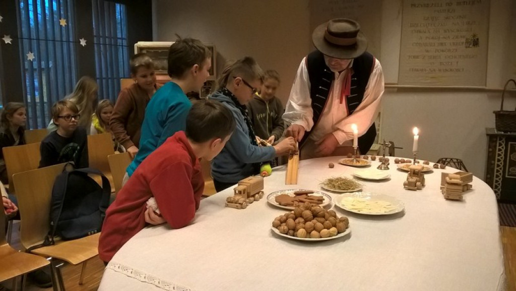 Zanim pierwsza gwiazdka zaświeci - czwartoklasiści z PSP 8 w Muzeum Wsi Opolskiej