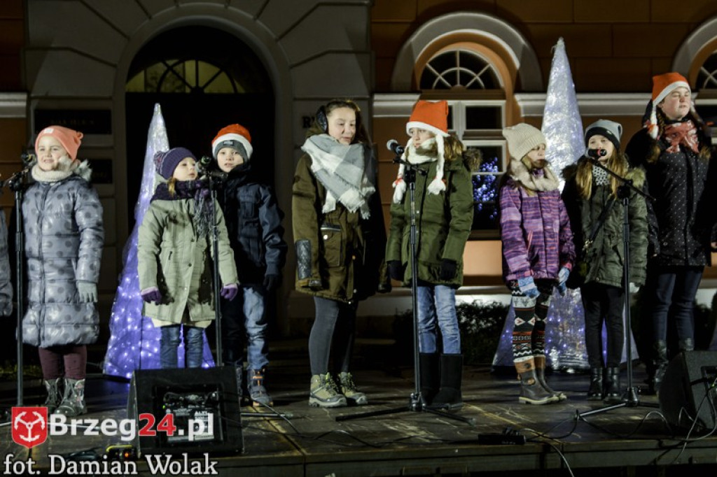 Wspólne kolędowanie na Grodkowskim rynku [fotorelacja]