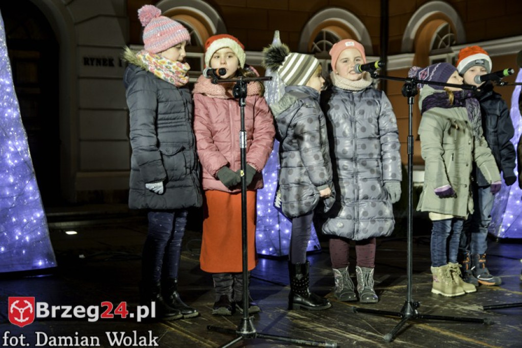 Wspólne kolędowanie na Grodkowskim rynku [fotorelacja]