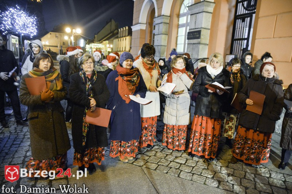 Wspólne kolędowanie na Grodkowskim rynku [fotorelacja]