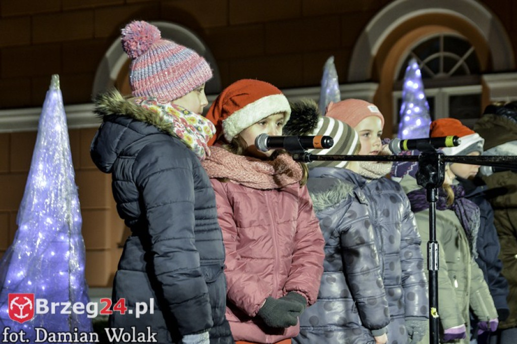 Wspólne kolędowanie na Grodkowskim rynku [fotorelacja]