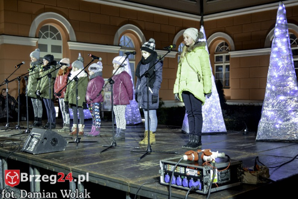 Wspólne kolędowanie na Grodkowskim rynku [fotorelacja]