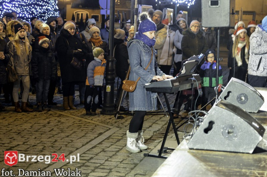 Wspólne kolędowanie na Grodkowskim rynku [fotorelacja]