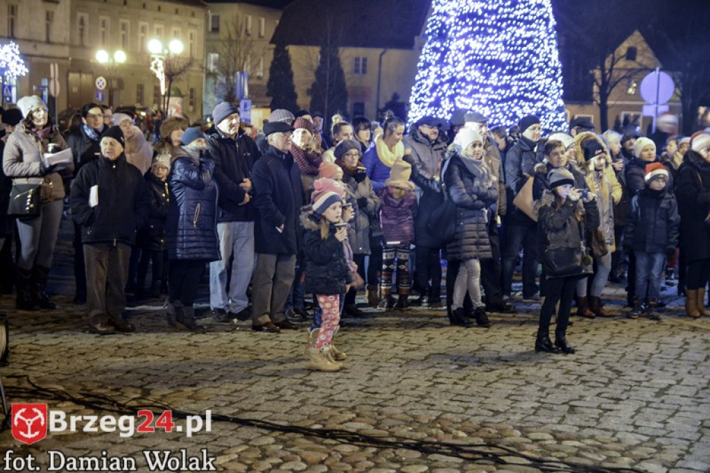 Wspólne kolędowanie na Grodkowskim rynku [fotorelacja]