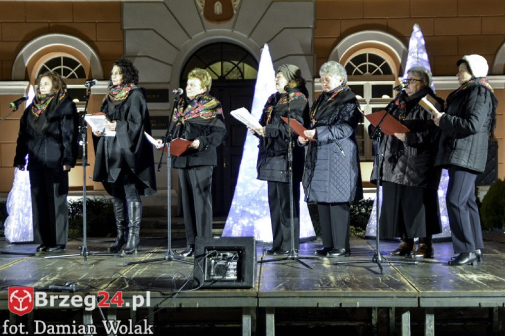 Wspólne kolędowanie na Grodkowskim rynku [fotorelacja]