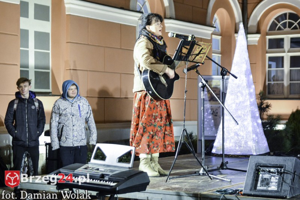 Wspólne kolędowanie na Grodkowskim rynku [fotorelacja]