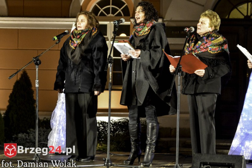 Wspólne kolędowanie na Grodkowskim rynku [fotorelacja]