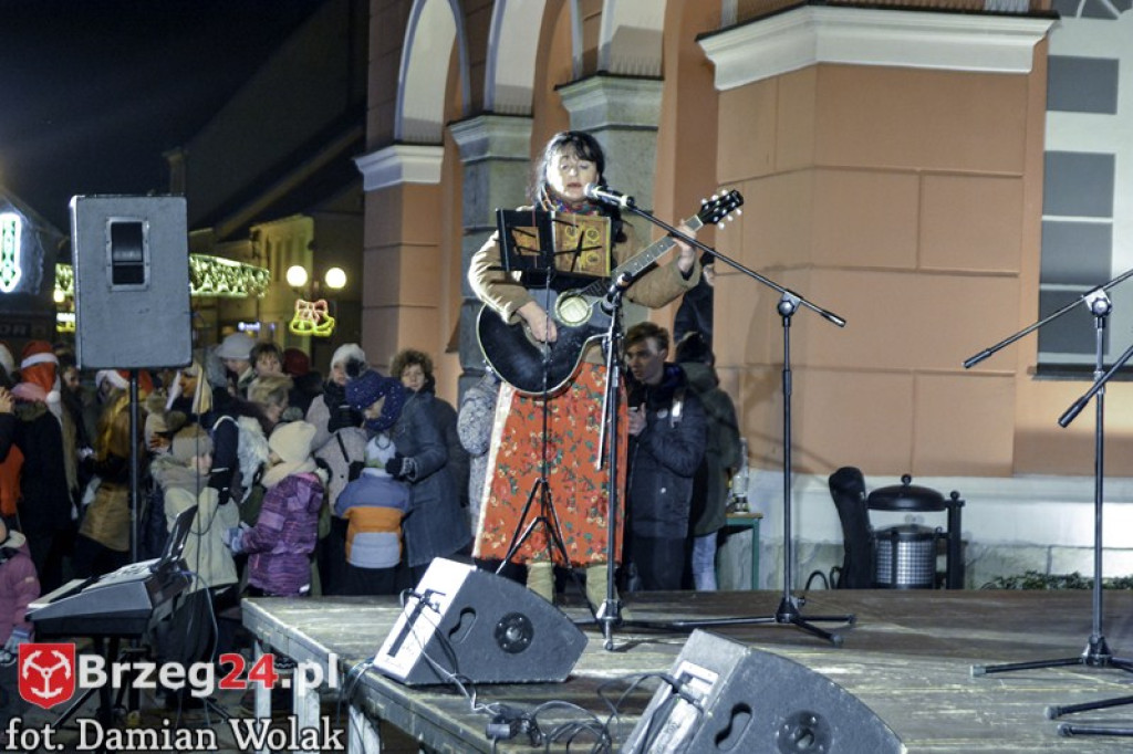 Wspólne kolędowanie na Grodkowskim rynku [fotorelacja]