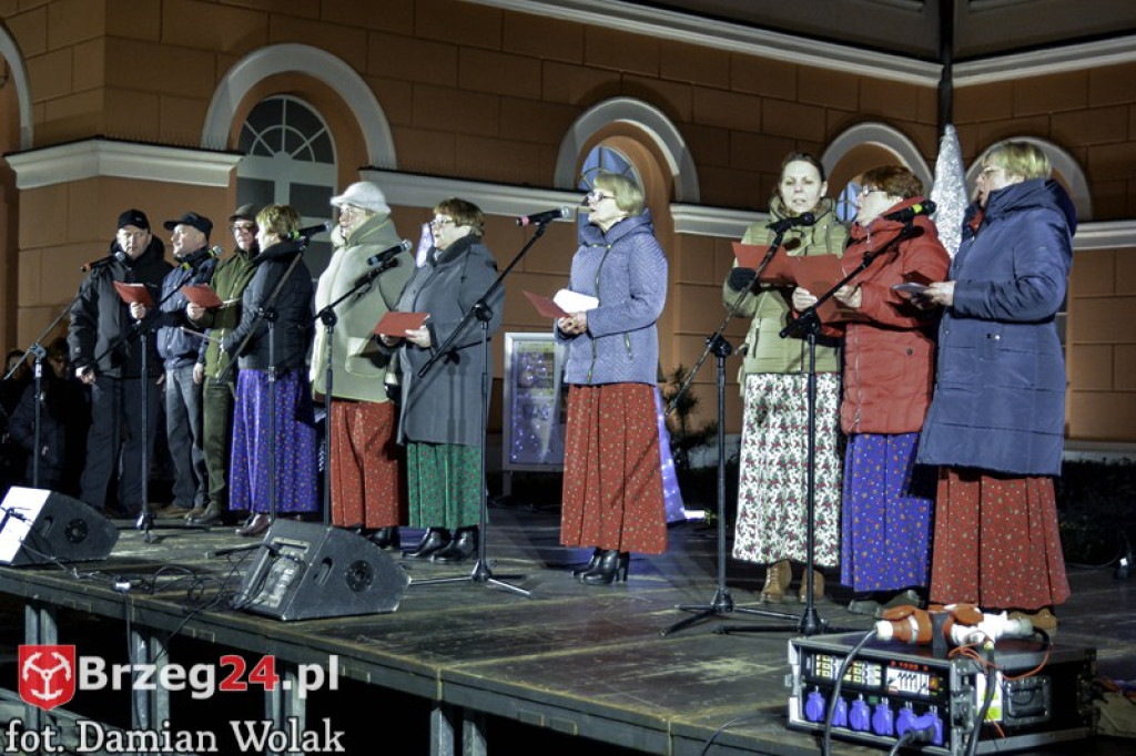 Wspólne kolędowanie na Grodkowskim rynku [fotorelacja]