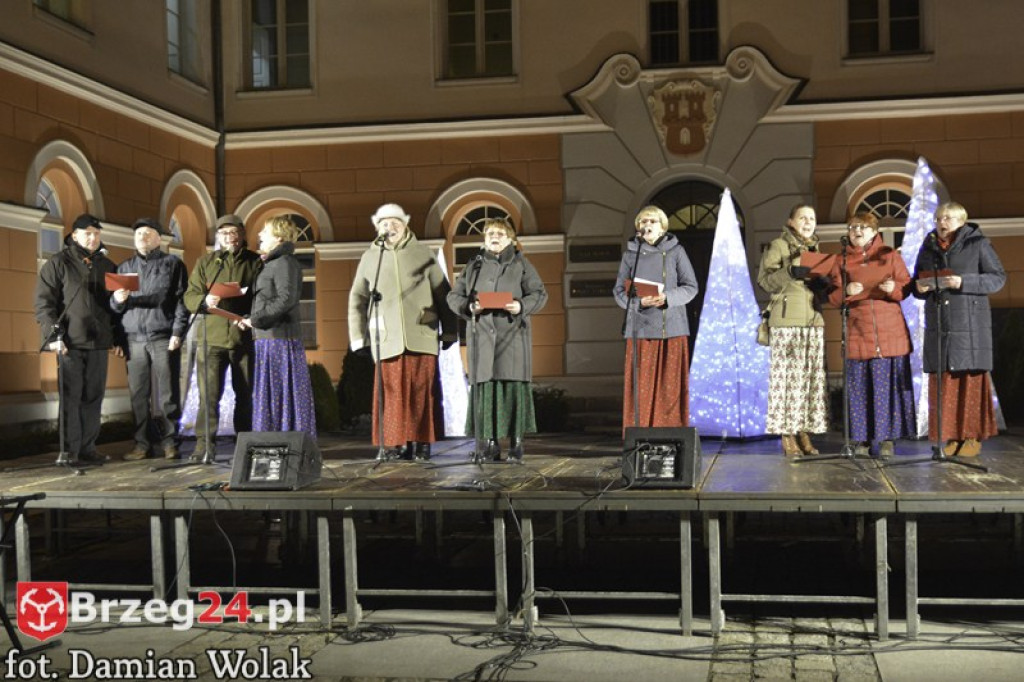 Wspólne kolędowanie na Grodkowskim rynku [fotorelacja]