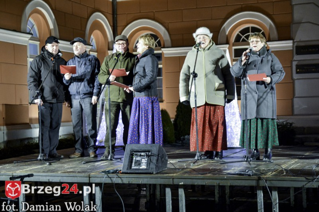 Wspólne kolędowanie na Grodkowskim rynku [fotorelacja]