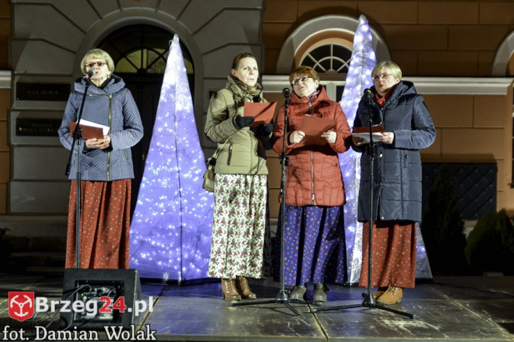 Wspólne kolędowanie na Grodkowskim rynku [fotorelacja]