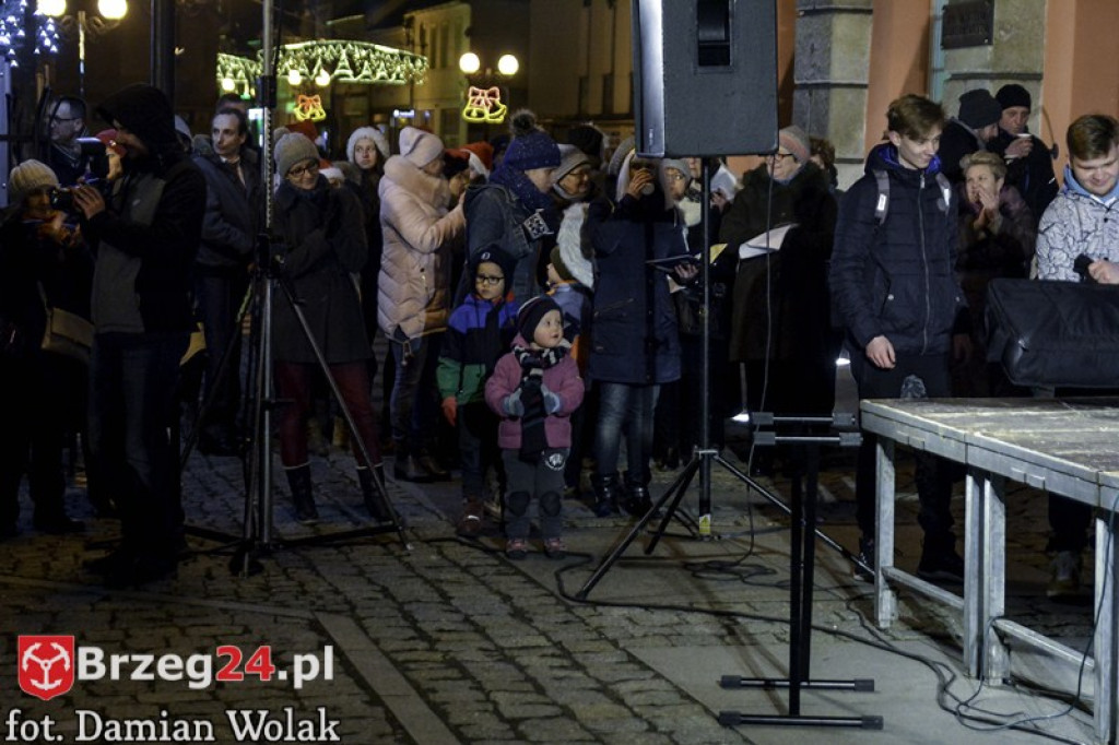 Wspólne kolędowanie na Grodkowskim rynku [fotorelacja]