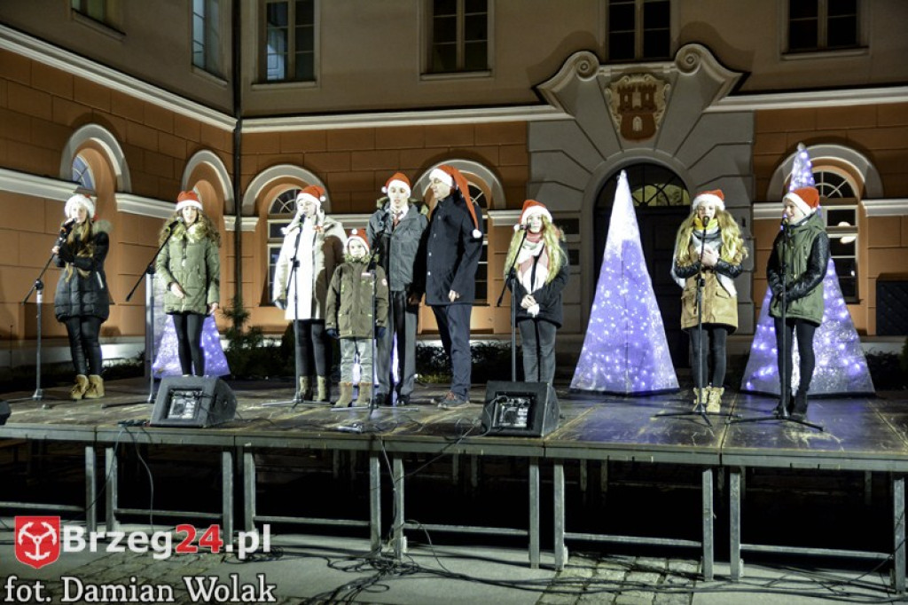 Wspólne kolędowanie na Grodkowskim rynku [fotorelacja]