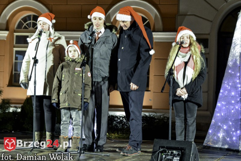 Wspólne kolędowanie na Grodkowskim rynku [fotorelacja]