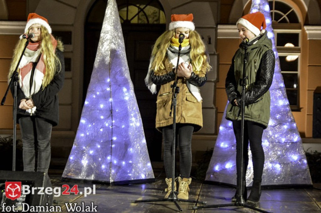 Wspólne kolędowanie na Grodkowskim rynku [fotorelacja]