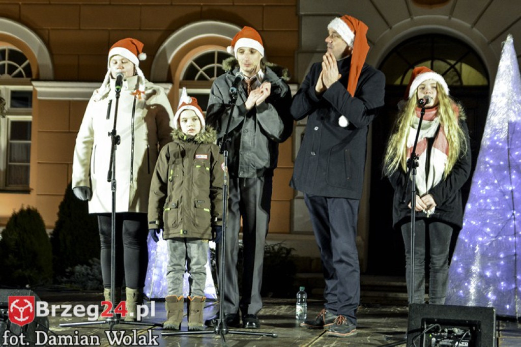 Wspólne kolędowanie na Grodkowskim rynku [fotorelacja]