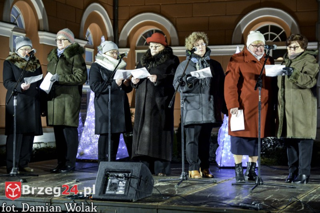 Wspólne kolędowanie na Grodkowskim rynku [fotorelacja]