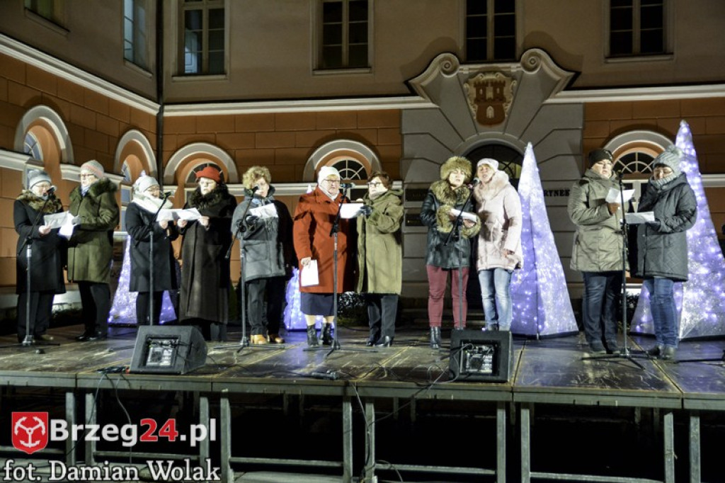 Wspólne kolędowanie na Grodkowskim rynku [fotorelacja]