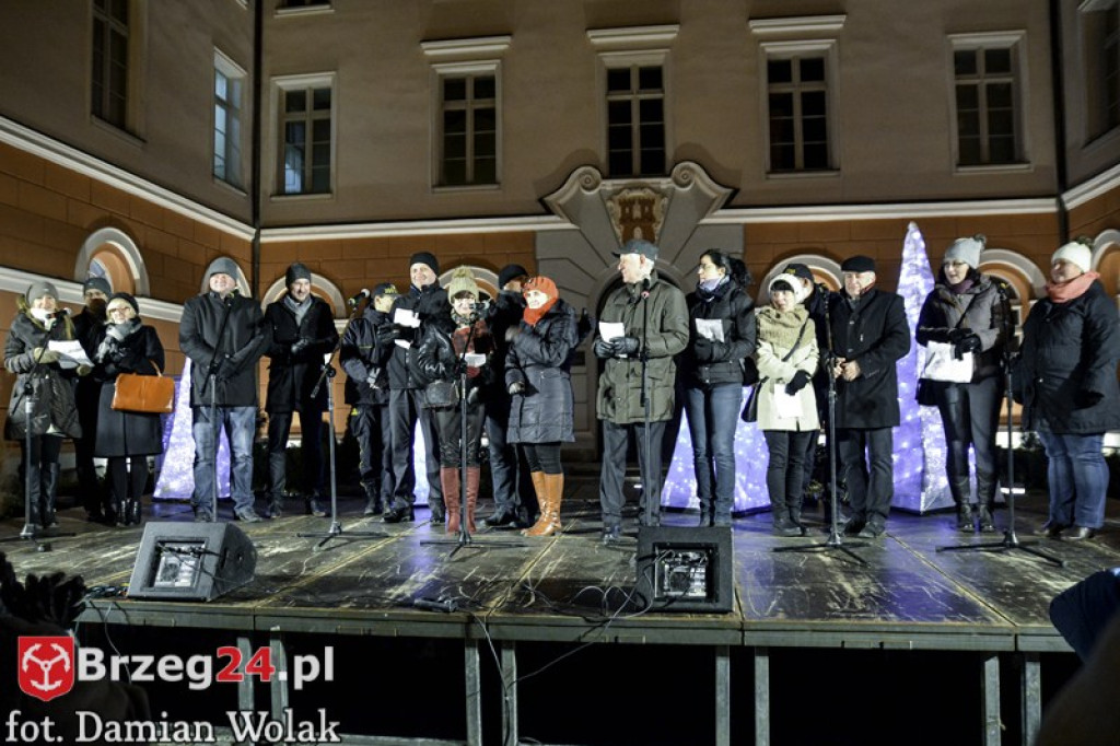 Wspólne kolędowanie na Grodkowskim rynku [fotorelacja]