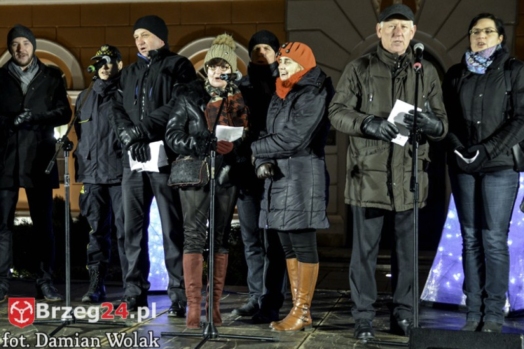 Wspólne kolędowanie na Grodkowskim rynku [fotorelacja]